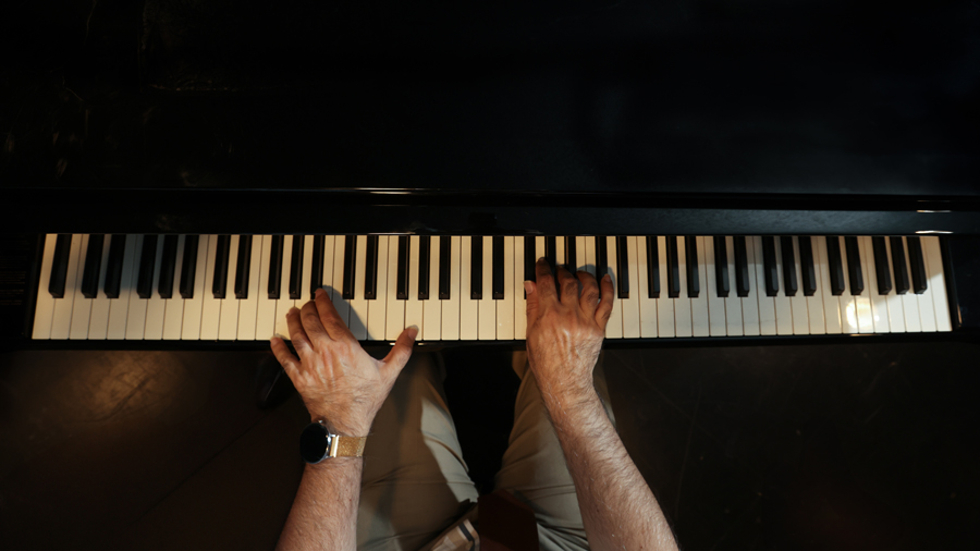 Bonakdarpour's hands playing the piano